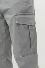 Pantalón cargo gris con bolsillos laterales, cierre de cremallera y corte recto.