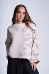 Sweater de punto color crema con estampado animal print en tonos beige. Tiene cuello redondo y mangas largas acampanadas.