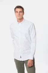 Camisa de vestir celeste con finas rayas verticales blancas, de corte clásico, manga larga y cuello abotonado.