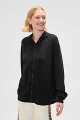 Campera negra con capucha y cierre frontal.