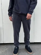 Pantalón de jogging negro de felpa con corte holgado.