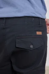 Pantalon cargo de corte recto en color verde militar, confeccionado en sarga de algodón con elastano. Presenta bolsillos laterales con fuelle y tapa, además de bolsillos traseros con cierre de botón.