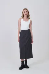 Falda larga de jean en color gris oscuro, con costuras a la vista en tono claro, bolsillos laterales y cierre frontal con botón.