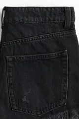 Short de denim negro de tiro superalto y corte clásico de cinco bolsillos, con detalles desgastados y bajos deshilachados.