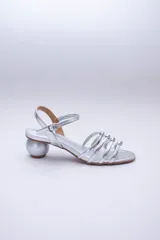 Sandalia dorada metalizada con tiras finas y taco bolita.