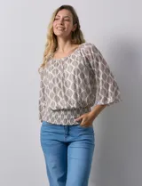 Blusa de microtul estampado con hojas color marrón sobre fondo blanco, marca Harper. Tiene mangas 3/4 amplias y ruedo con punto smock. Incluye forro interno a tono.