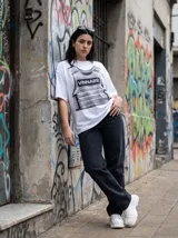 Remera oversize de algodón peinado, color blanco, con estampado gráfico frontal de un chaleco táctico en escala de grises y la palabra VINNARE en el centro.