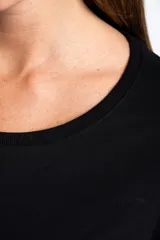 Remera de algodón con elastano, color negro, de corte ajustado al cuerpo, cuello redondo y mangas 3/4.