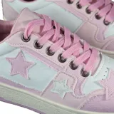Championes rosas con detalles en blanco y estrellas bordadas.