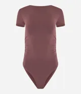 Body marrón de poliéster con cuello redondo, mangas cortas y fruncidos laterales.