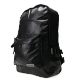 Mochila urbana de diseño minimalista en color negro, confeccionada en material sintético con acabado brillante. Cuenta con un compartimento principal con cierre, un bolsillo frontal amplio con solapa y placa metálica con el logo de la marca.