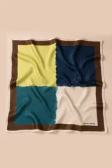 Pañuelo cuadrado de seda con diseño de bloques de color en tonos amarillo, azul marino, verde azulado y beige, enmarcado por un borde marrón. Presenta un acabado con efecto de pinceladas manuales y el logo de la marca Rosa-Rosa en una esquina.