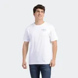 Remera de manga corta color blanco, con cuello redondo y logo de la marca estampado en pequeño en el pecho.