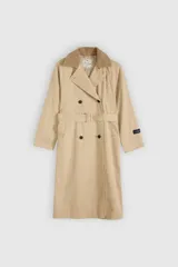 Trench coat largo de corte clásico en color beige, con diseño de doble botonadura, solapas amplias y cuello con detalle de textura. Presenta un estilo atemporal y estructurado.
