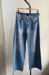 Pantalón de jean celeste de corte ancho con apliques de strass.