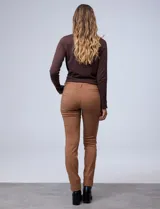 Pantalón de gabardina elastizada color beige, marca Zac & Rachel, corte slim, con pretina con pasadores, botón y cierre. Delantera con tres bolsillos y trasera con bolsillos ojal.