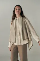 Chaleco marrón con solapas color crema y terminación en crochet.