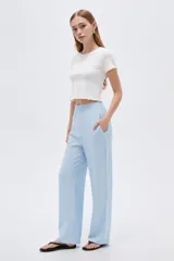 Pantalón celeste de lyocell, de corte ancho y tiro alto, con bolsillos laterales.