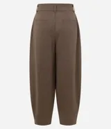 Pantalón de corte barrel con estampado de cuadros, tiro alto, bolsillos laterales y trabillas para cinturón. Confeccionado en tejido con estructura y caída fluida.