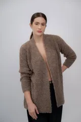 Cárdigan abierto color marrón de punto bouclé, confeccionado en 100% baby alpaca.