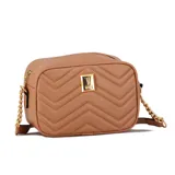 Cartera rectangular acolchada color negro, con costuras en patrón de chevron. Presenta un dije metálico con el logo de Vizzano en tono dorado y una cadena metálica dorada para llevar al hombro.