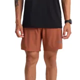 Bermuda deportiva Roark Bommer 2.0 7", color naranja, con forro de compresión integrado, bolsillo para celular en el muslo y detalle de estampado gráfico en la pierna izquierda.