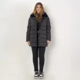 Campera puffer negra de corte largo, con diseño de canelones horizontales. Presenta cuello alto con detalle de pelo sintético extraíble, cierre frontal con botones a presión, puños y bolsillos laterales. Incluye aberturas laterales con botones para mayor comodidad.