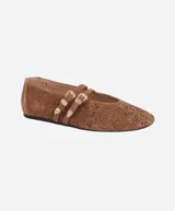 Ballerinas color caramelo de gamuza con diseño calado y doble tira con hebilla dorada.