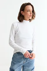 Remera básica de manga larga con cuello polera, confeccionada en tejido suave y elástico.