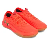 Championes de fútbol sala Under Armour Magnetico Select 4 Indoor, color rojo brillante con suela de goma marrón y logo de la marca estampado en el lateral con diseño multicolor.