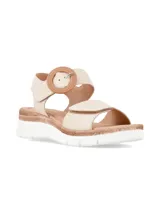Sandalias de cuero napa color crema con suela flexible y plataforma revestida en yute. Cuenta con una tira en el empeine con ajuste de velcro y una tira trasera con hebilla circular decorativa revestida en material textil trenzado.