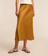 Pollera midi evasé de color beige claro, confeccionada en tela satinada de poliéster.