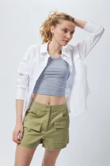 Top sin mangas a rayas horizontales blancas y negras.