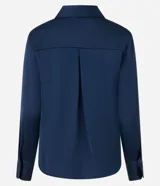 Camisa de satén azul marino, con cuello inglés, manga larga y cierre frontal con botones.