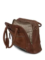 Cartera tipo tote marca Hush Puppies, color marrón chocolate, con doble asa superior y correa ajustable extraíble. Presenta un bolsillo frontal con cierre, detalle de borla decorativa y herrajes metálicos en tono bronce.