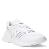 Championes urbanos New Balance modelo 997, color blanco, con diseño aerodinámico, logo característico en los laterales y entresuela con tecnología ENCAP para mayor confort.