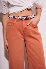 Pantalón jean color ladrillo, de corte ancho y tiro medio.