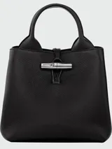 Cartera de mano tamaño pequeño Longchamp de la línea Le Roseau, color verde, de diseño estructurado con doble asa y cierre de botón a presión con pasador metálico tubular.