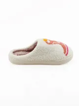 Pantuflas de estar por casa color blanco, confeccionadas en tejido tipo corderito, con diseño bordado de bota vaquera en tonos rosados y amarillos.
