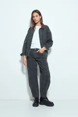 Pantalón de corte barrel con diseño a cuadros, tiro medio y pierna curva. Confeccionado en denim de algodón, presenta una estructura relajada y contemporánea.