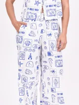 Pantalón de corte recto, color blanco con estampado de motivos marinos en azul.