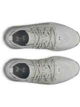 Championes Under Armour Phantom X de color gris claro, con parte superior de tejido transpirable, estructura de TPU translúcido en el mediopié con el logo de la marca, y entresuela amortiguada con suela texturizada para mayor tracción.