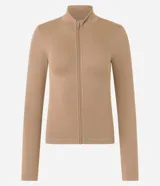 Campera deportiva de corte ajustado, confeccionada en tejido seamless de poliamida y elastano. Presenta cuello alto, cierre frontal con cremallera y textura acanalada.