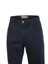 Pantalón de jean color azul marino oscuro, de corte regular y estilo moderno. Confeccionado en denim con tecnología de elasticidad, presenta cierre frontal con botón y bolsillos laterales y traseros.