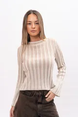 Buzo de punto al cuerpo con diseño de rayas verticales en relieve, cuello redondo y mangas largas con terminación acampanada.