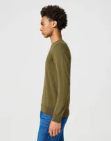 Sweater de punto color verde oliva, de corte clásico y cuello redondo.