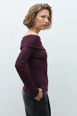Blusa de punto con escote bardot, manga larga y ajuste al cuerpo, confeccionada en tejido con acabado brillante.