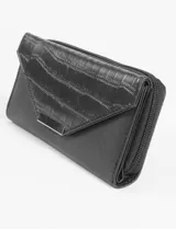 Billetera rectangular negra con textura símil cocodrilo en la solapa y cierre de metal plateado.