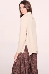 Sweater negro de cuello alto con tajos laterales y detalle de línea plateada en puños y ruedo.