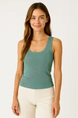 Musculosa de algodón con elastano, de corte ajustado al cuerpo y cuello redondo.